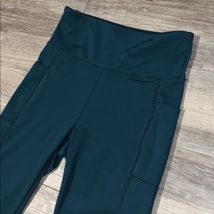 Green spandex active leggings with side pockets